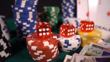 Poker, Blackjack gibi birçok riski ve başarısı olan Gambling Poker Card Dices and Chips Toolswinning Games. Çoğunlukla casinolar oynanır, tehlike yeterli şans yoksa bazen her şeyi kaybediyor