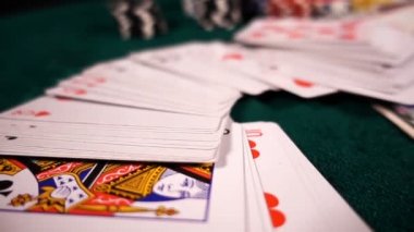 Poker, Blackjack gibi birçok riski ve başarısı olan Gambling Poker Card Dices and Chips Toolswinning Games. Çoğunlukla casinolar oynanır, tehlike yeterli şans yoksa bazen her şeyi kaybediyor