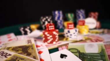 Poker, Blackjack gibi birçok riski ve başarısı olan Gambling Poker Card Dices and Chips Toolswinning Games. Çoğunlukla casinolar oynanır, tehlike yeterli şans yoksa bazen her şeyi kaybediyor