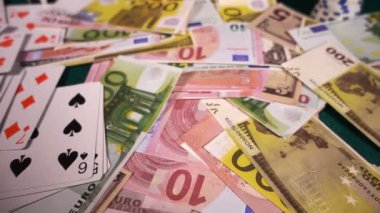 Poker, Blackjack gibi birçok riski ve başarısı olan Gambling Poker Card Dices and Chips Toolswinning Games. Çoğunlukla casinolar oynanır, tehlike yeterli şans yoksa bazen her şeyi kaybediyor