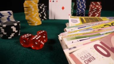 Poker, Blackjack gibi birçok riski ve başarısı olan Gambling Poker Card Dices and Chips Toolswinning Games. Çoğunlukla casinolar oynanır, tehlike yeterli şans yoksa bazen her şeyi kaybediyor