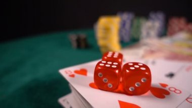 Poker, Blackjack gibi birçok riski ve başarısı olan Gambling Poker Card Dices and Chips Toolswinning Games. Çoğunlukla casinolar oynanır, tehlike yeterli şans yoksa bazen her şeyi kaybediyor