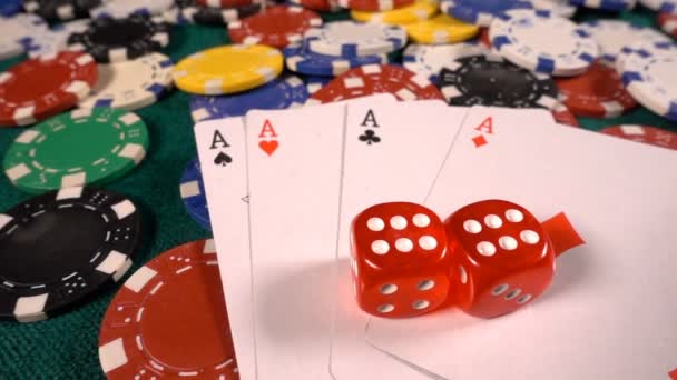赌博扑克牌骰子和筹码工具赢得游戏 有很多的风险和成功 如扑克 21点 它主要是在赌场玩 危险是失去一切 有时如果你没有足够的运气 — 图库视频影像