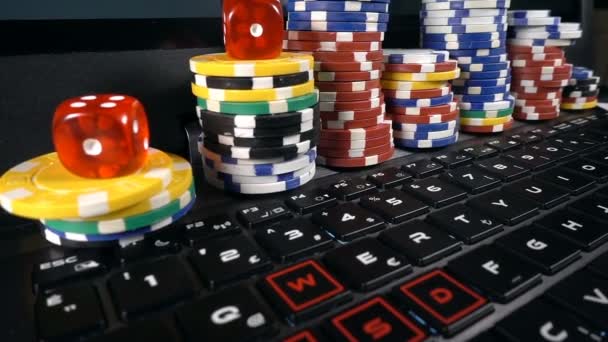 Glücksspiel Pokerkarten Würfel Und Chips Toolswinning Spiele Die Viele Risiken — Stockvideo