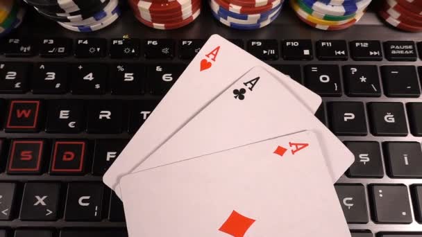Игровые покер карты кубики и фишки ToolsWinning игры, которая имеет много рисков и успеха, как покер, блэкджек. Это в основном играют в казино, опасность потерять все иногда, если вам не хватает удачи Лицензионные Стоковые Видео