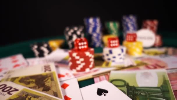 Игровые покер карты кубики и фишки ToolsWinning игры, которая имеет много рисков и успеха, как покер, блэкджек. Это в основном играют в казино, опасность потерять все иногда, если вам не хватает удачи Стоковое Видео
