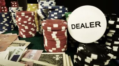 Poker, Blackjack gibi birçok riski ve başarısı olan Gambling Poker Card Dices and Chips Toolswinning Games. Çoğunlukla casinolar oynanır, tehlike yeterli şans yoksa bazen her şeyi kaybediyor