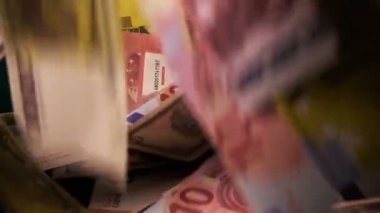 Poker, Blackjack gibi birçok riski ve başarısı olan Gambling Poker Card Dices and Chips Toolswinning Games. Çoğunlukla casinolar oynanır, tehlike yeterli şans yoksa bazen her şeyi kaybediyor