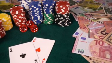 Poker, Blackjack gibi birçok riski ve başarısı olan Gambling Poker Card Dices and Chips Toolswinning Games. Çoğunlukla casinolar oynanır, tehlike yeterli şans yoksa bazen her şeyi kaybediyor