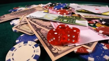 Poker, Blackjack gibi birçok riski ve başarısı olan Gambling Poker Card Dices and Chips Toolswinning Games. Çoğunlukla casinolar oynanır, tehlike yeterli şans yoksa bazen her şeyi kaybediyor