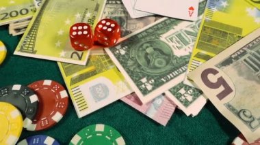Poker, Blackjack gibi birçok riski ve başarısı olan Gambling Poker Card Dices and Chips Toolswinning Games. Çoğunlukla casinolar oynanır, tehlike yeterli şans yoksa bazen her şeyi kaybediyor