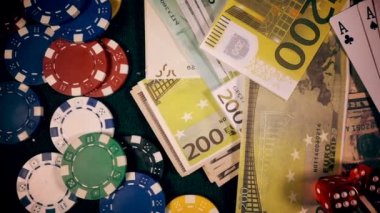 Poker, Blackjack gibi birçok riski ve başarısı olan Gambling Poker Card Dices and Chips Toolswinning Games. Çoğunlukla casinolar oynanır, tehlike yeterli şans yoksa bazen her şeyi kaybediyor