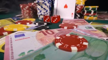 Poker, Blackjack gibi birçok riski ve başarısı olan Gambling Poker Card Dices and Chips Toolswinning Games. Çoğunlukla casinolar oynanır, tehlike yeterli şans yoksa bazen her şeyi kaybediyor