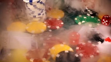 Poker, Blackjack gibi birçok riski ve başarısı olan Gambling Poker Card Dices and Chips Toolswinning Games. Çoğunlukla casinolar oynanır, tehlike yeterli şans yoksa bazen her şeyi kaybediyor