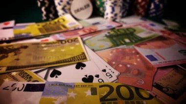 Poker, Blackjack gibi birçok riski ve başarısı olan Gambling Poker Card Dices and Chips Toolswinning Games. Çoğunlukla casinolar oynanır, tehlike yeterli şans yoksa bazen her şeyi kaybediyor