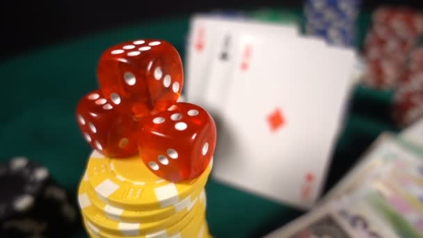 ポーカーカードダイスとチップツールは ポーカー ブラックジャックのようなリスクと成功の多くを持っているゲームを獲得します それは主にカジノで再生され あなたが十分な運を持っていない場合 危険は時々すべてを失っています — ストック動画