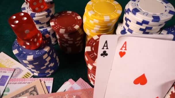 Glücksspiel Pokerkarten Würfel Und Chips Toolswinning Spiele Die Viele Risiken — Stockvideo