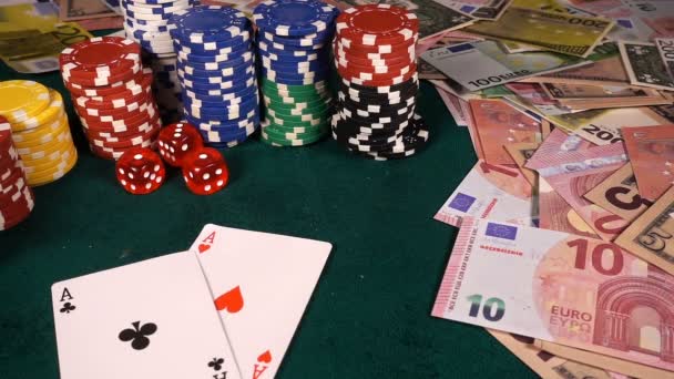 Szerencsejáték póker kártyák Dices és chips Toolswinning játékok, amelyek sok a kockázatok és a siker, mint a póker, blackjack. Ez többnyire játszott a kaszinókban, veszély veszít mindent néha, ha nincs elég szerencséje