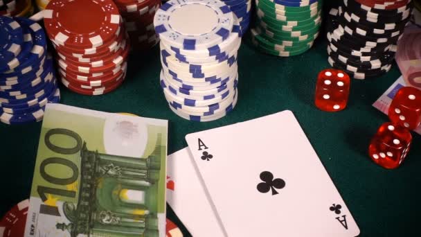 Glücksspiel Pokerkarten Würfel Und Chips Toolswinning Spiele Die Viele Risiken — Stockvideo