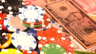 Poker, Blackjack gibi birçok riski ve başarısı olan Gambling Poker Card Dices and Chips Toolswinning Games. Çoğunlukla casinolar oynanır, tehlike yeterli şans yoksa bazen her şeyi kaybediyor