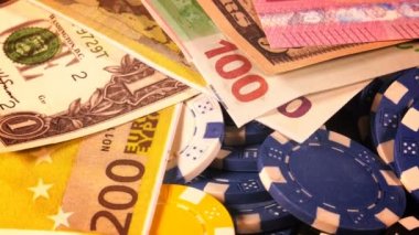 Poker, Blackjack gibi birçok riski ve başarısı olan Gambling Poker Card Dices and Chips Toolswinning Games. Çoğunlukla casinolar oynanır, tehlike yeterli şans yoksa bazen her şeyi kaybediyor