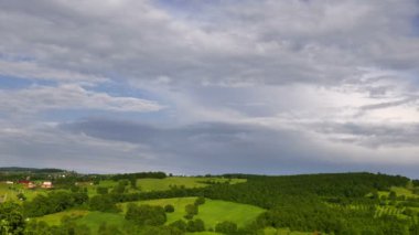 Peyzaj Yeşil Alan ve Bulutlar Zaman Atlamalı