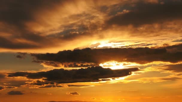 Nubes Suaves Oscuras Puesta Del Sol Naranja — Vídeo de stock