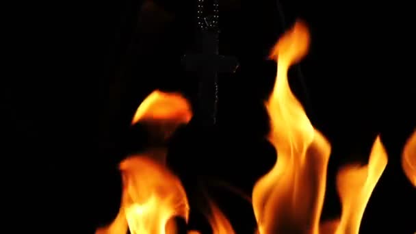 地狱之火中的基督教宗教象征十字架 — 图库视频影像