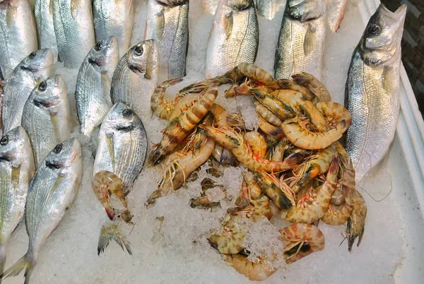 Nourriture de poisson dans un stand de marché aux poissons — Photo