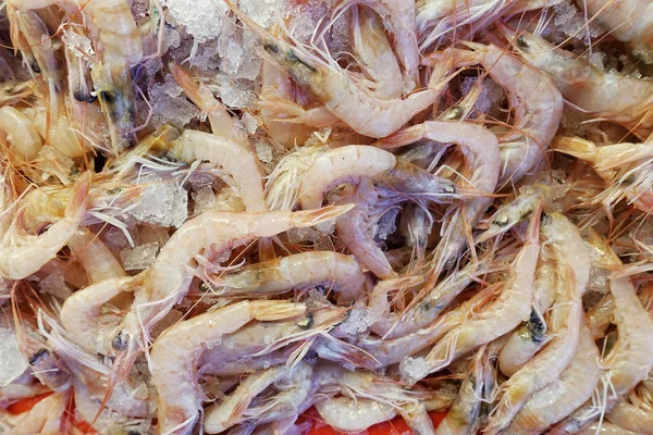Comida de pescado en un puesto de mercado de pescado — Foto de Stock