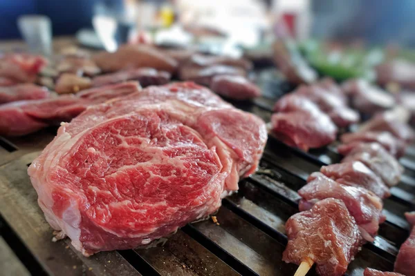 Mengsel van rauw vlees op barbecue — Stockfoto
