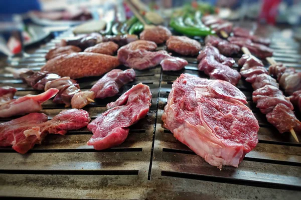 Mélange de viande crue sur barbecue — Photo