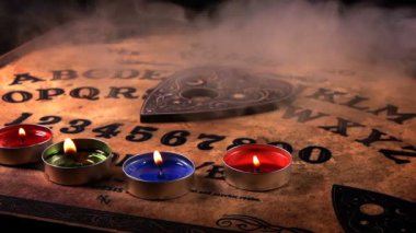 Karanlık ruhsal oyun Ouija board