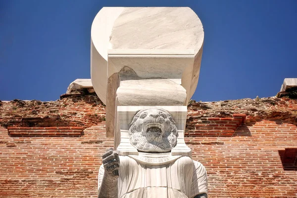 Statue de la déesse égyptienne à Bazilica rouge de Bergama en Turquie — Photo