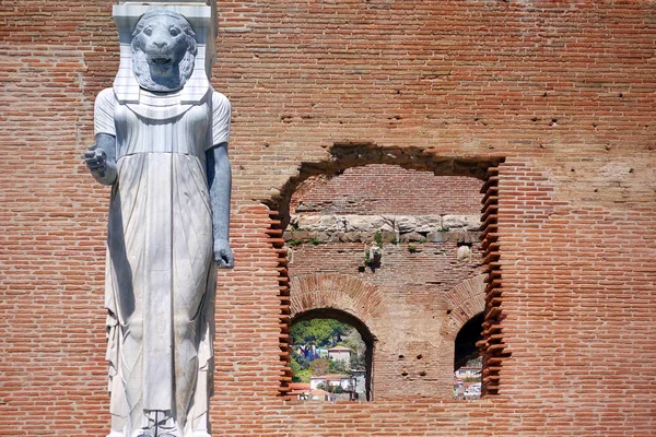 Statue de la déesse égyptienne à Bazilica rouge de Bergama en Turquie — Photo