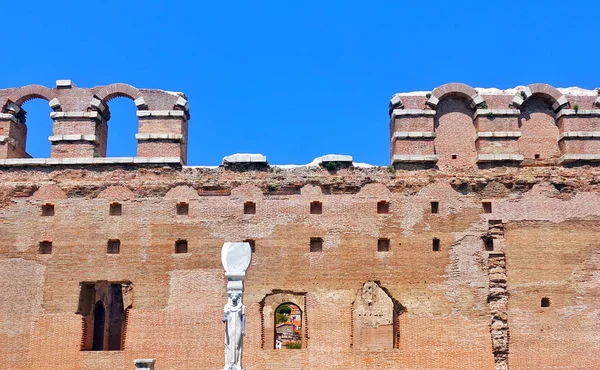 Statue de la déesse égyptienne à Bazilica rouge de Bergama en Turquie — Photo