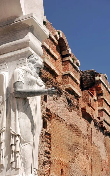 Pomnik egipskiej bogini w czerwonej Bazilicy Bergama w Turcji — Zdjęcie stockowe