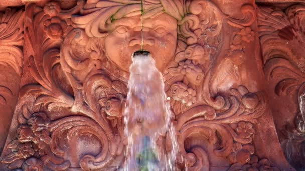 Face Sculpture Fountain — Stock Video