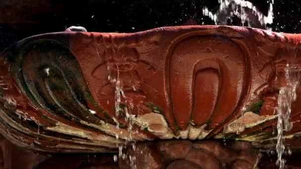 旧锅中的喷泉 — 图库视频影像
