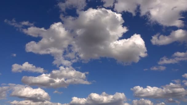 Strahlend Blauer Himmel Und Wolken — Stockvideo