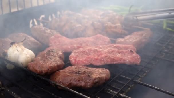 Fleisch Kochen Auf Holzkohlegrill — Stockvideo