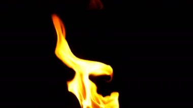 Siyah Arka Planda Yanan Alevler