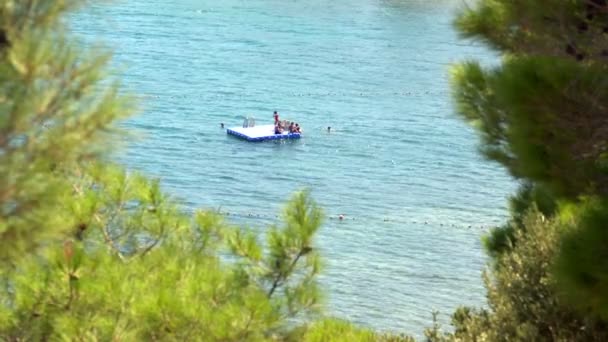 Menschen Schwimmen Auf Dem Meer — Stockvideo