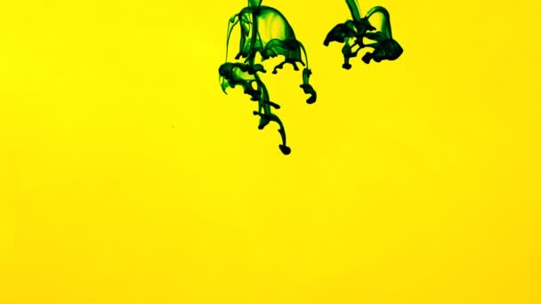 水族水中的抽象墨水滴 — 图库视频影像