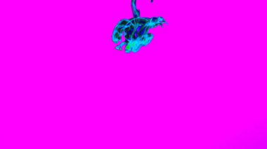 Akvaryum Suyunda Soyut Mürekkep Damlaları