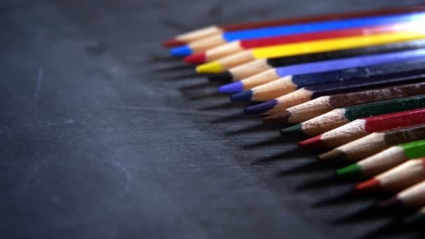 Okul Eğitim Aletleri Renkli Kalemler — Stok video