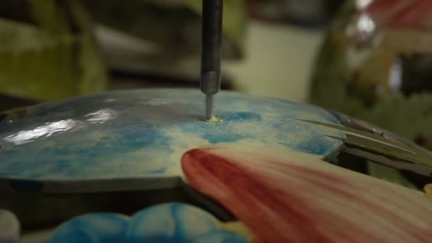 Bohren Eines Lochs Auf Keramik Werkstatt — Stockvideo