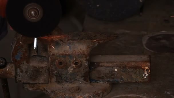 磨削和火花方面的工作 — 图库视频影像