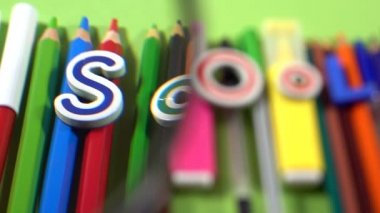 Okul Kelimesi ve Eğitim Arkasında Büyüteç Arkasında