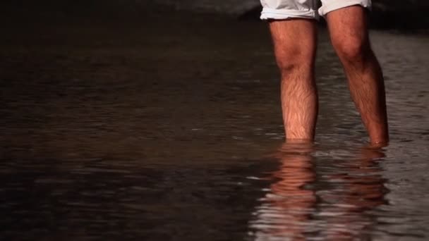 Man Voet Het Meer Water — Stockvideo